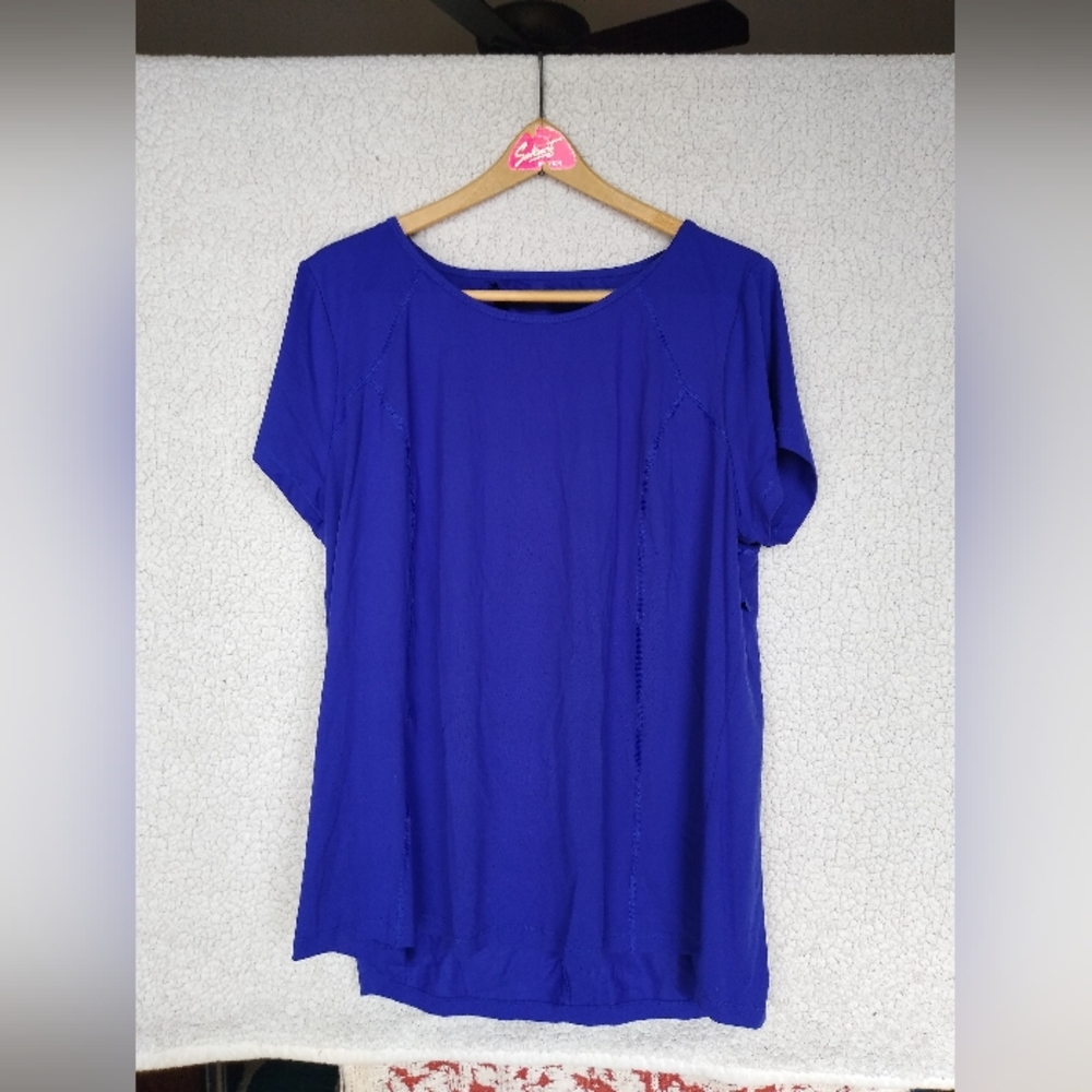Livi keyhole back athletic top